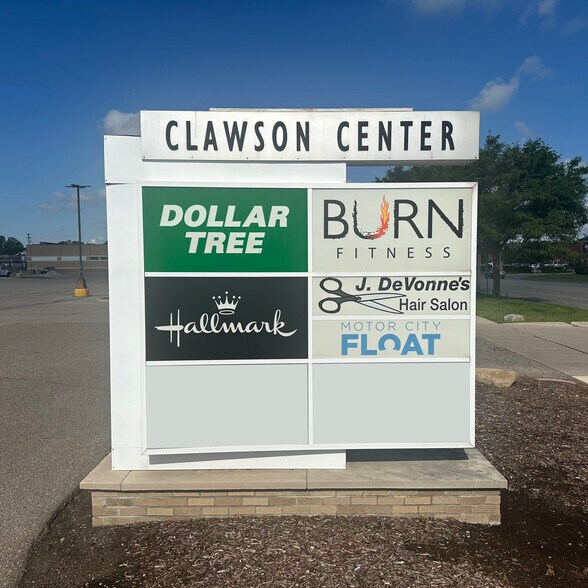 1219 W 14 Mile Rd, Clawson, MI à louer - Photo de l’immeuble – Image 2 sur 6