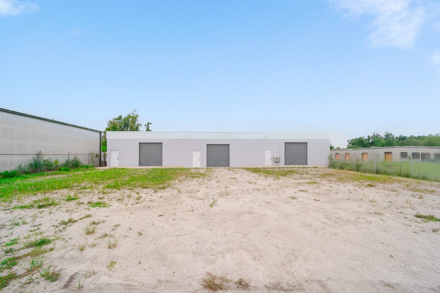 3559 Veronica S Shoemaker Blvd, Fort Myers, FL à louer - Photo de l’immeuble – Image 1 sur 19