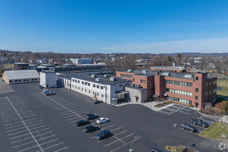 44 Shelter Rock Rd, Danbury, CT à vendre - Photo principale – Image 1 sur 30