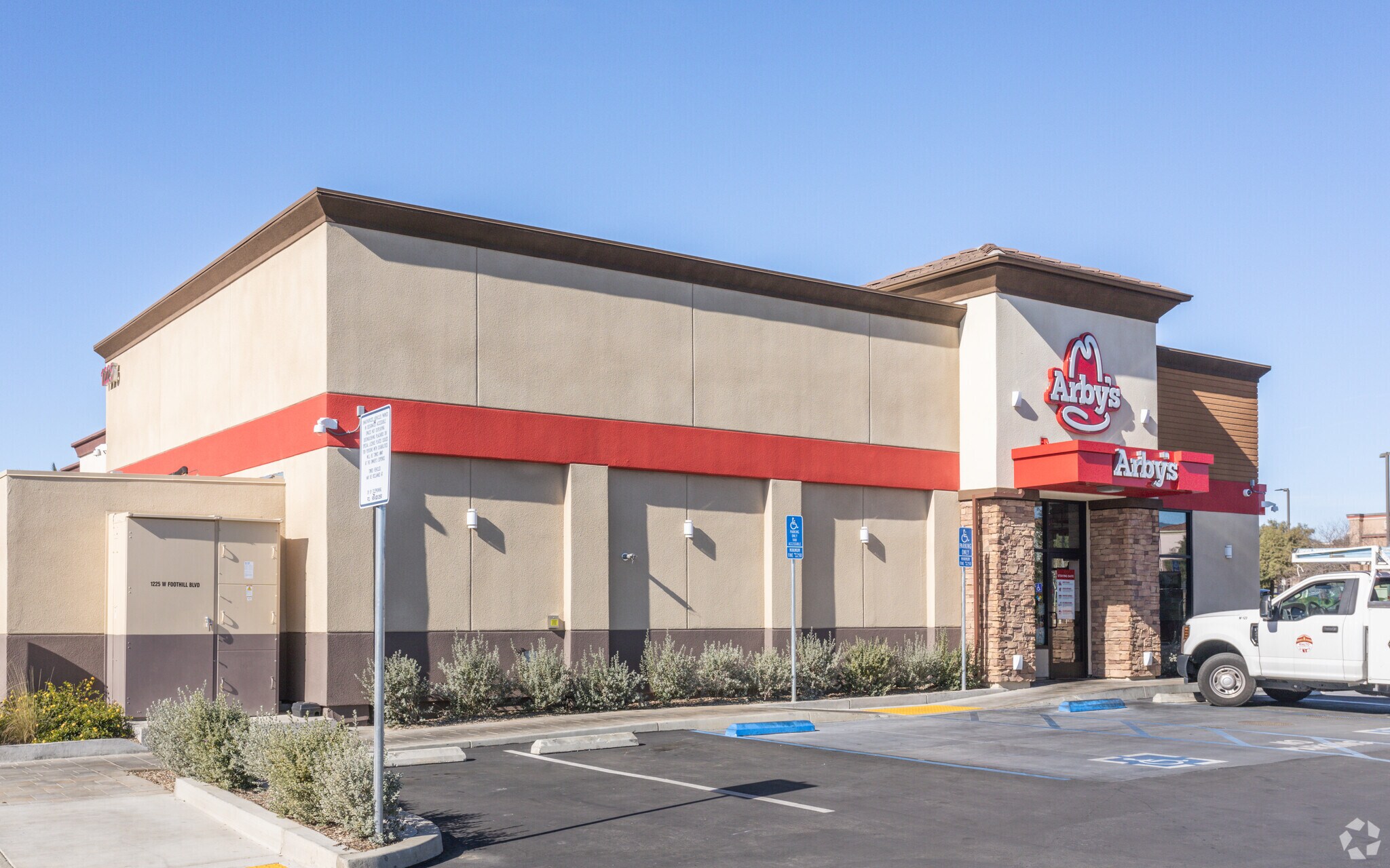 1225 W Foothill Blvd, Rialto, CA à louer Photo principale– Image 1 sur 8