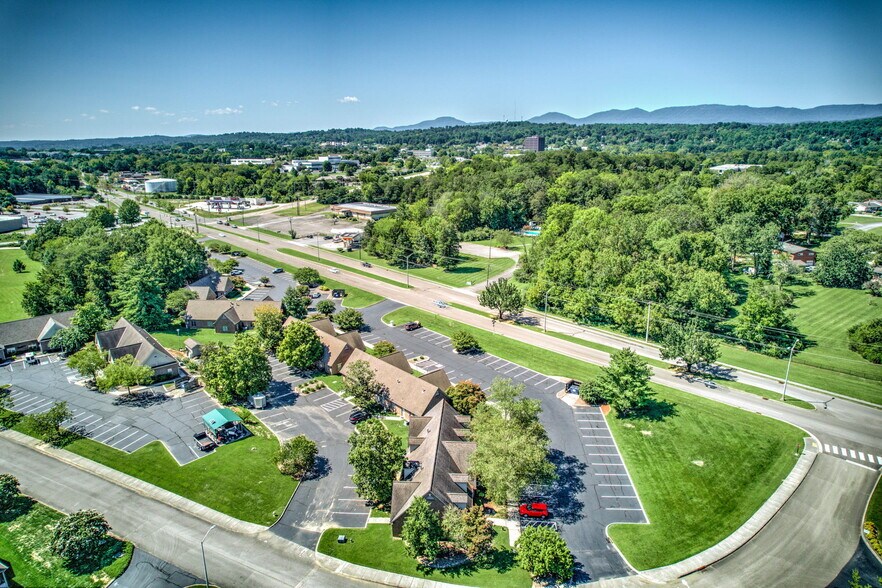 685 Emory Valley Rd, Oak Ridge, TN à louer - Photo de l’immeuble – Image 2 sur 45