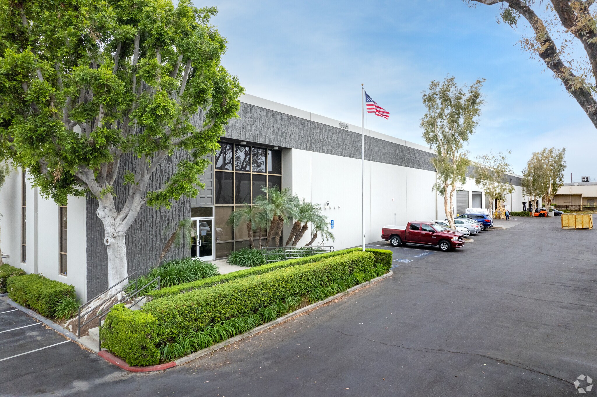 15551-15561 Del Amo Ave, Tustin, CA à louer Photo principale– Image 1 sur 7