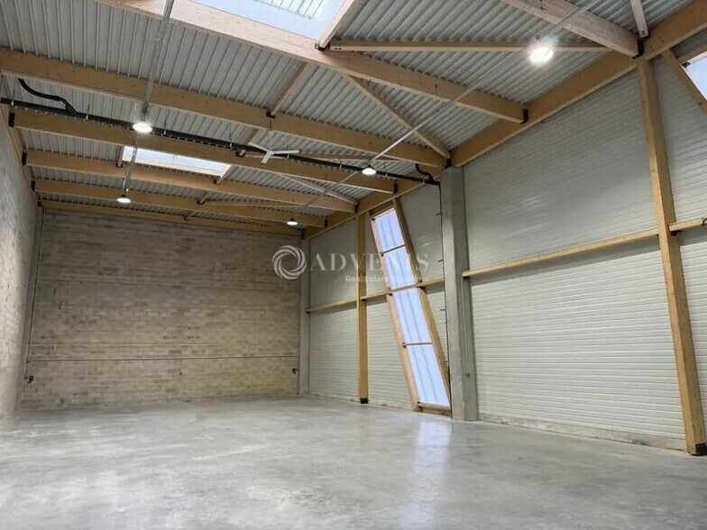 Local d’activités dans Lognes à louer - Photo de l’immeuble – Image 1 sur 10