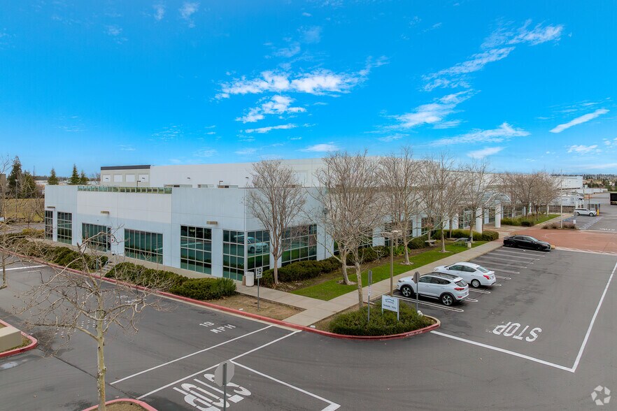 10000 Alantown Dr, Roseville, CA à louer - Photo de l’immeuble – Image 1 sur 12