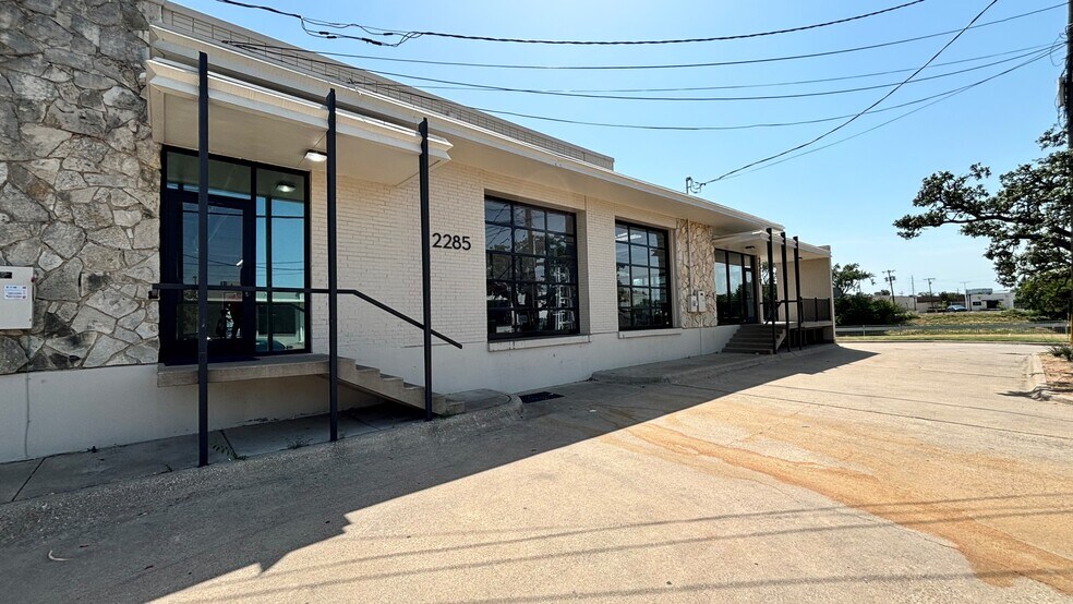 2285 & 2289 Vantage St, Dallas, TX à louer - Photo de l’immeuble – Image 1 sur 9