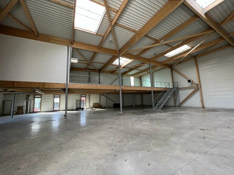 Local d’activités dans Chanteloup-en-Brie à louer - Photo de l’immeuble – Image 2 sur 8