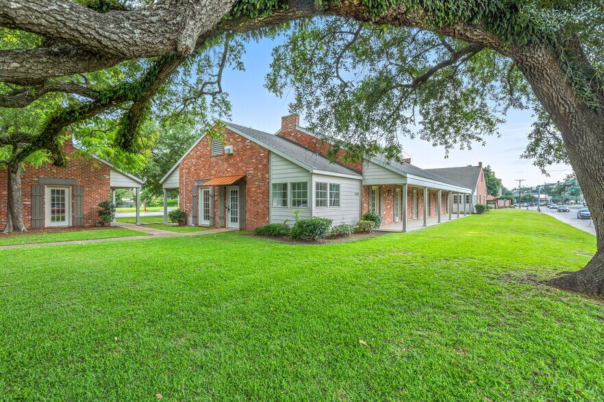 1628 Ryan St, Lake Charles, LA à louer - Photo de l’immeuble – Image 3 sur 15