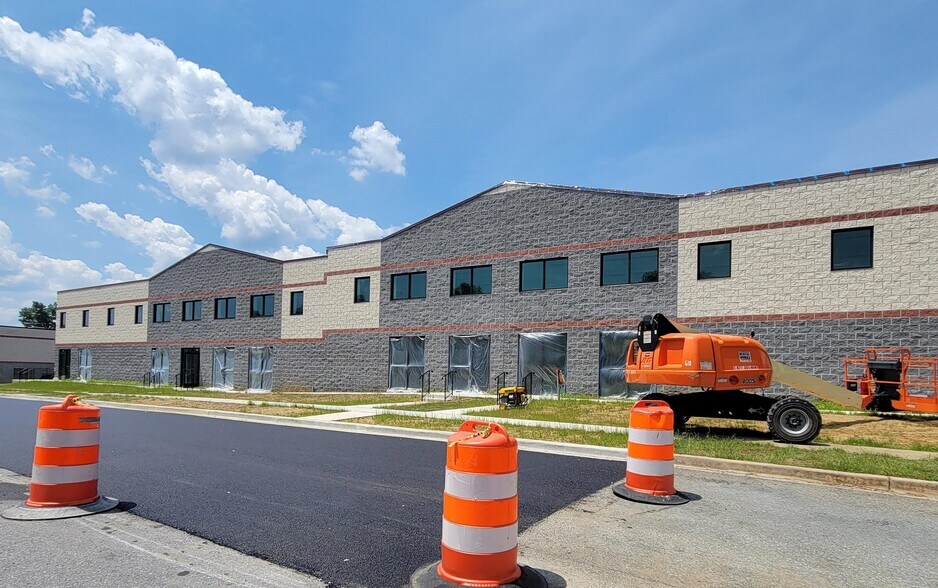 5810 Woodcliff Rd, Bowie, MD à louer - Photo de l’immeuble – Image 1 sur 1