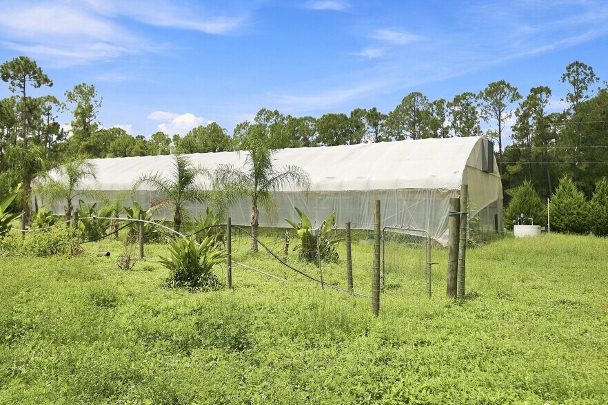 8146 Tropicaire Blvd, North Port, FL à vendre - Photo de l’immeuble – Image 3 sur 23