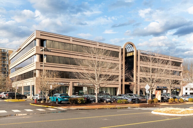 Plus de détails pour 1320 Old Chain Bridge Rd, McLean, VA - Bureau à louer