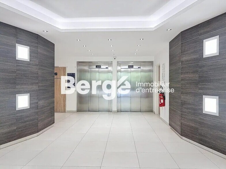 Bureau dans Biot à louer - Hall d’entrée – Image 2 sur 7