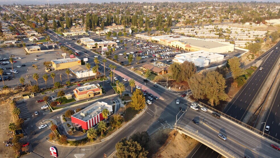 2683-2693 Mount Vernon Ave, Bakersfield, CA à louer - Photo de l’immeuble – Image 3 sur 5