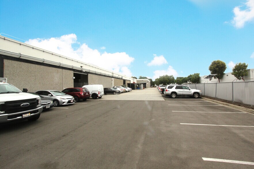 7155 Fenwick Ln, Westminster, CA à louer - Photo de l’immeuble – Image 3 sur 3