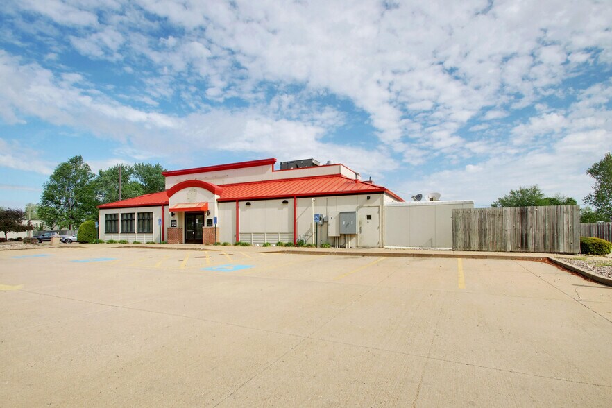 2501 Locust St, Quincy, IL à louer - Photo de l’immeuble – Image 2 sur 21