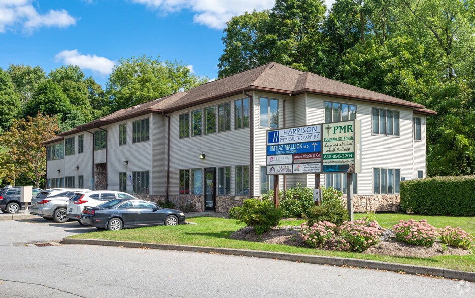 798 Route 9, Fishkill, NY à louer - Photo de l’immeuble – Image 1 sur 4