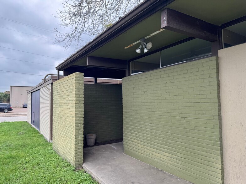 611 N Esplanade St, Cuero, TX à vendre - Photo de l’immeuble – Image 3 sur 22