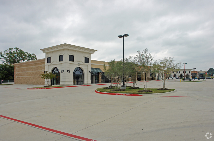 921 W Belt Line Rd, DeSoto, TX à louer - Photo de l’immeuble – Image 2 sur 23