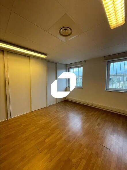 Bureau dans Grenoble à louer - Photo de l’immeuble – Image 2 sur 9