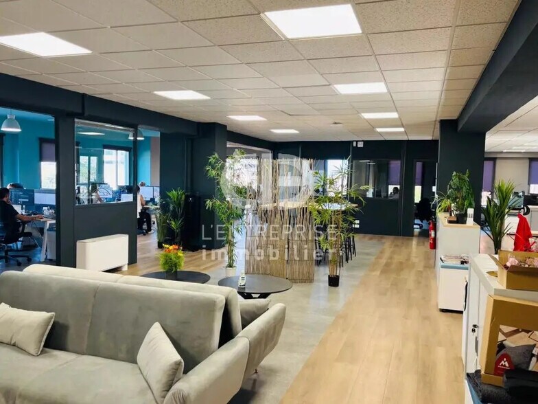 Bureau dans Villeneuve-Loubet à louer - Photo de l’immeuble – Image 2 sur 10
