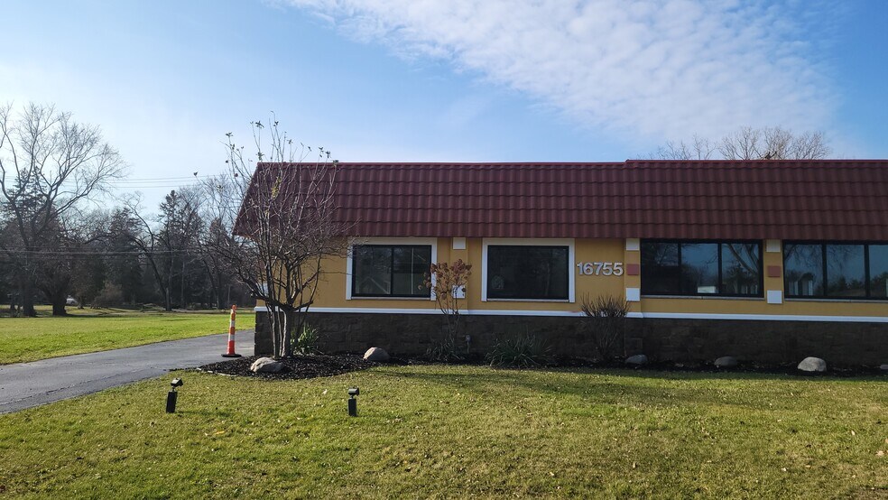 16755 Middlebelt Rd, Livonia, MI à louer - Photo de l’immeuble – Image 2 sur 11