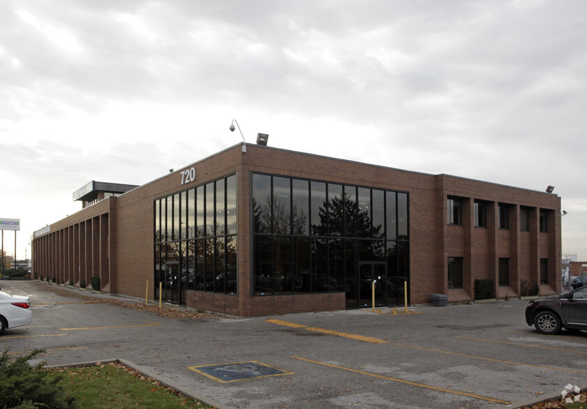 720 Arrow Rd, Toronto, ON à louer - Photo principale – Image 1 sur 2