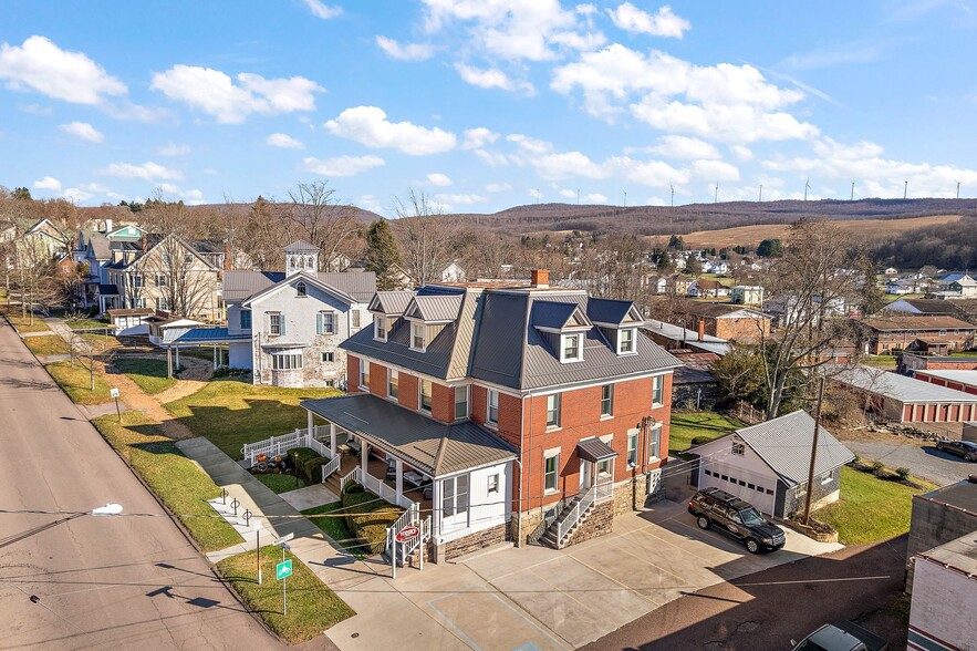 106 Meyers Ave, Meyersdale, PA à vendre - Photo principale – Image 1 sur 45
