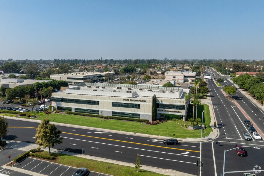 2552 Walnut Ave, Tustin, CA à vendre - Aérien – Image 3 sur 5