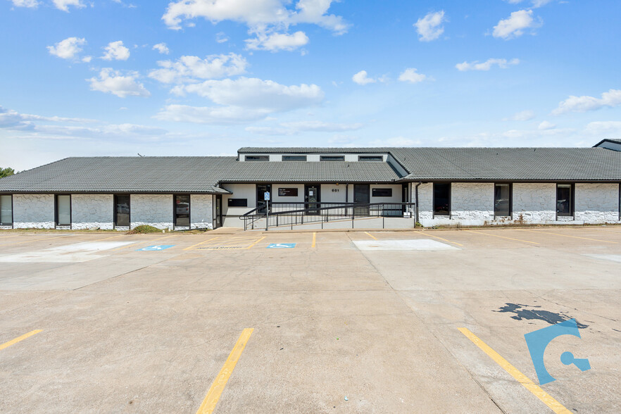 601 Omega Dr, Arlington, TX à louer - Photo de l’immeuble – Image 1 sur 16