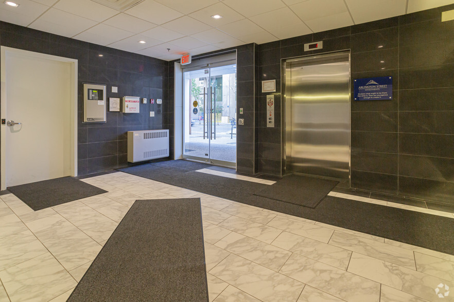 718 8th Ave SW, Calgary, AB à vendre - Hall d’entrée – Image 3 sur 33