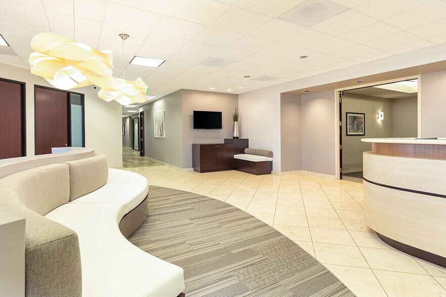 26632 Towne Centre Dr, Foothill Ranch, CA à louer - Photo de l’immeuble – Image 2 sur 7