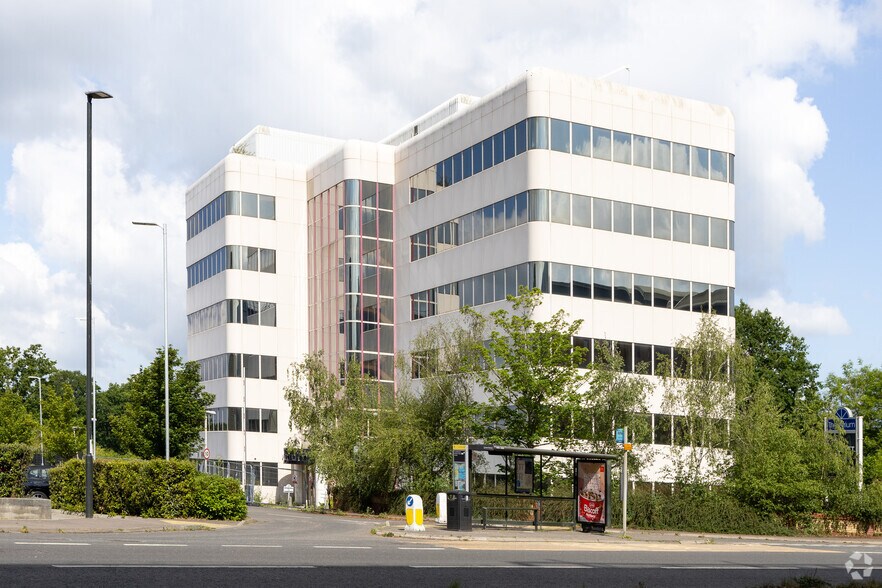 London Rd, Crawley à vendre - Photo de l’immeuble – Image 3 sur 4