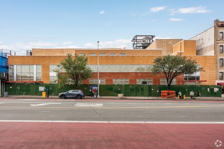 8206 Northern Blvd, Jackson Heights, NY à louer - Photo de l’immeuble – Image 2 sur 4
