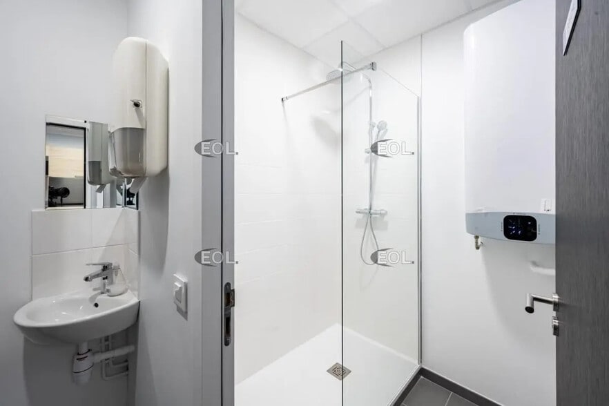 Local d'activités dans Plaisir à vendre - Photo intérieure – Image 3 sur 8