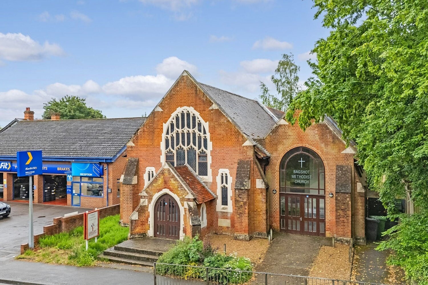 90 London Rd, Bagshot à vendre Photo principale– Image 1 sur 9