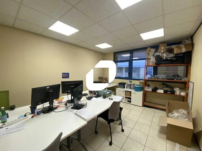 Bureau dans Bron à louer - Photo de l’immeuble – Image 2 sur 6