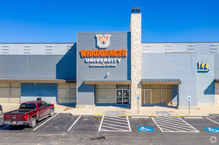 8480-8680 Fourwinds Dr, San Antonio, TX à louer - Photo de l’immeuble – Image 3 sur 16