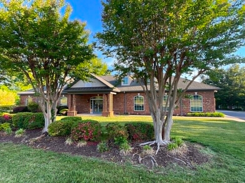 7261 Burlington Rd, Whitsett, NC à vendre - Photo principale – Image 1 sur 10