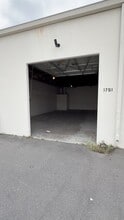 1715-1753 E Borchard Ave, Santa Ana, CA à louer - Vidéo sur l’annonce professionnelle 