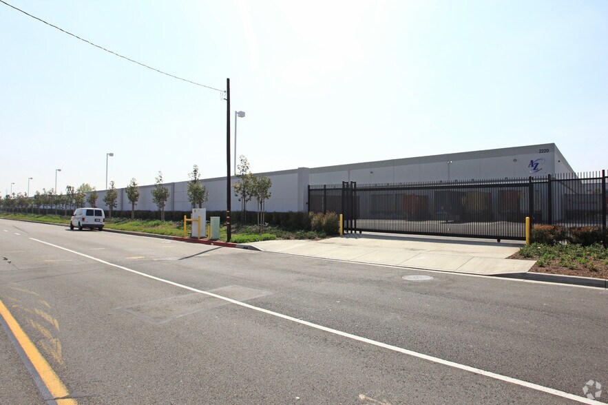 2220 E Carson St, Carson, CA à louer - Photo de l’immeuble – Image 2 sur 2