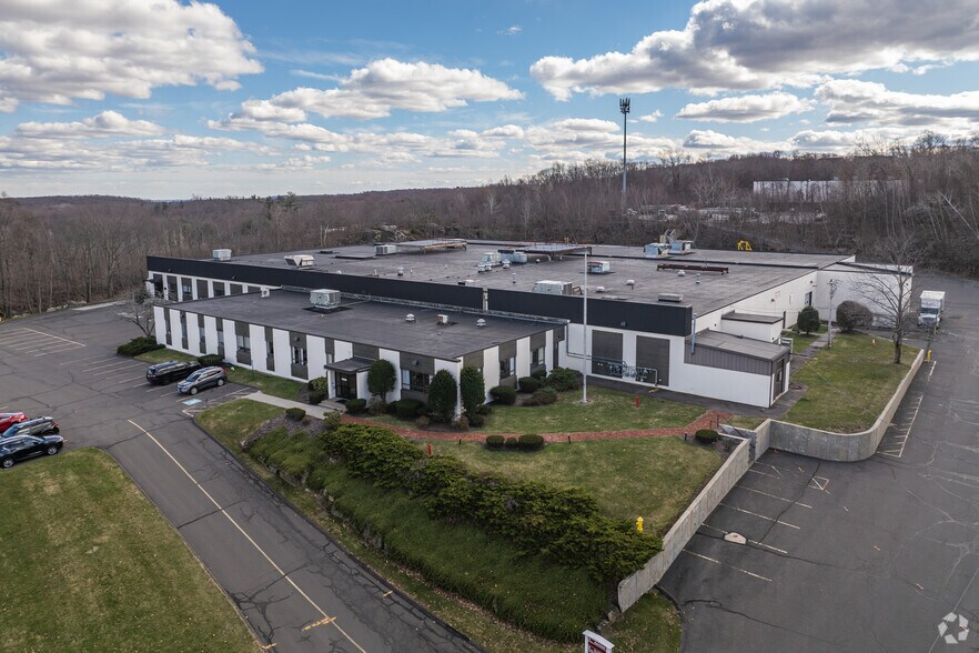 562 Captain Neville Dr, Waterbury, CT à louer - Photo principale – Image 2 sur 6