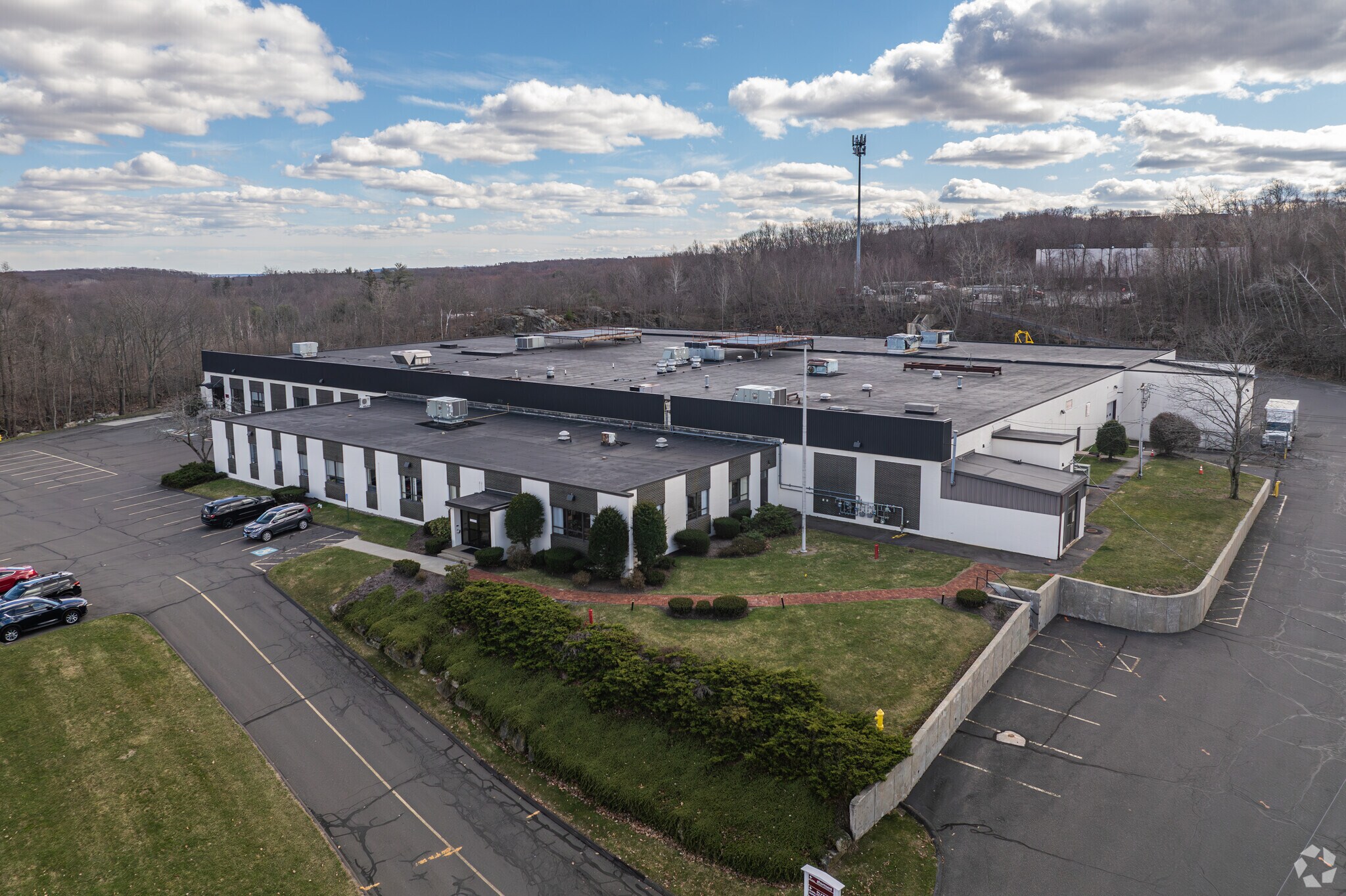 562 Captain Neville Dr, Waterbury, CT à louer Photo principale– Image 1 sur 6