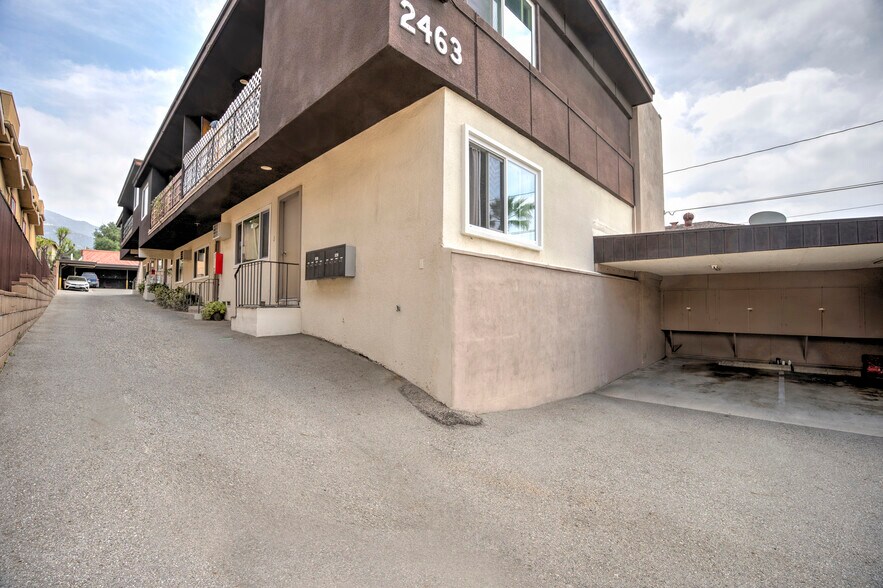 2463 Montrose Ave, Montrose, CA à vendre - Photo de l’immeuble – Image 1 sur 7