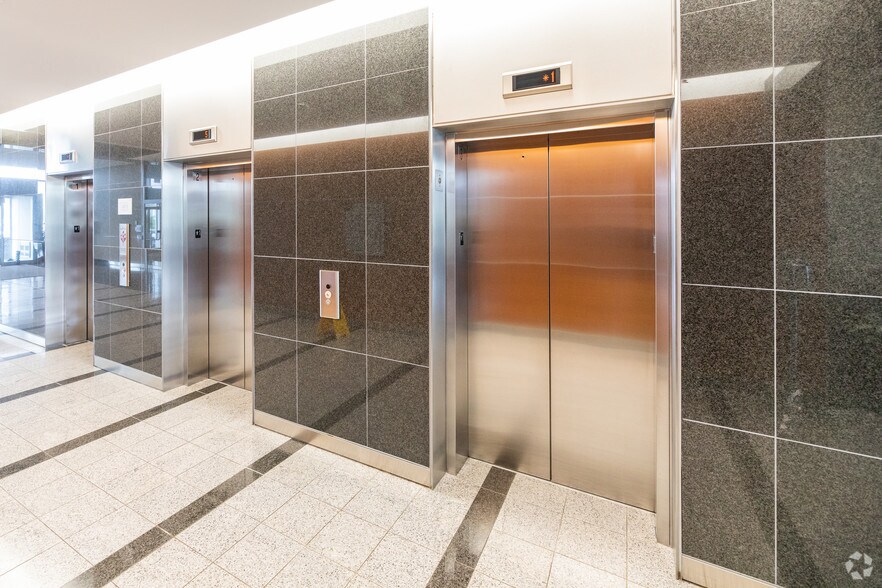 6775 Financial Dr, Mississauga, ON à louer - Hall d’entrée – Image 2 sur 7