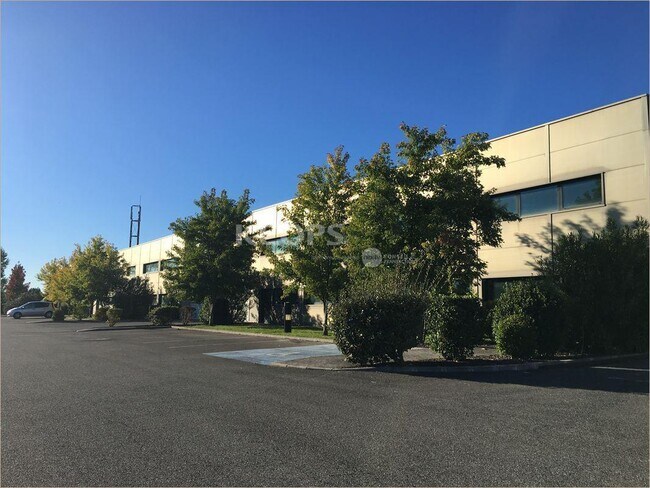 Plus de détails pour Local d'activités à louer