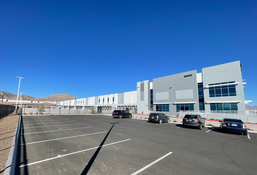 8650 Logistics Dr, Las Vegas, NV à louer - Photo de l’immeuble – Image 3 sur 6