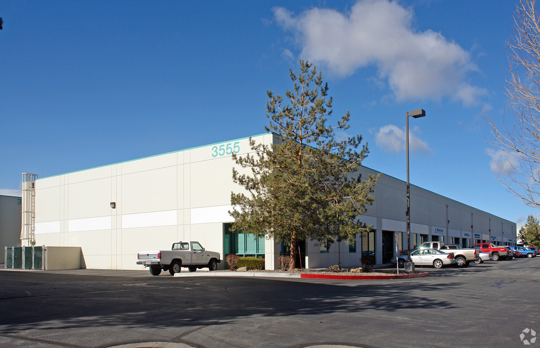 3555 Airway Dr, Reno, NV à louer Photo de l’immeuble– Image 1 sur 4
