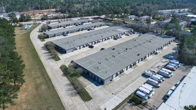 1300 S Frazier St, Conroe, TX à louer Photo de l’immeuble– Image 2 sur 16