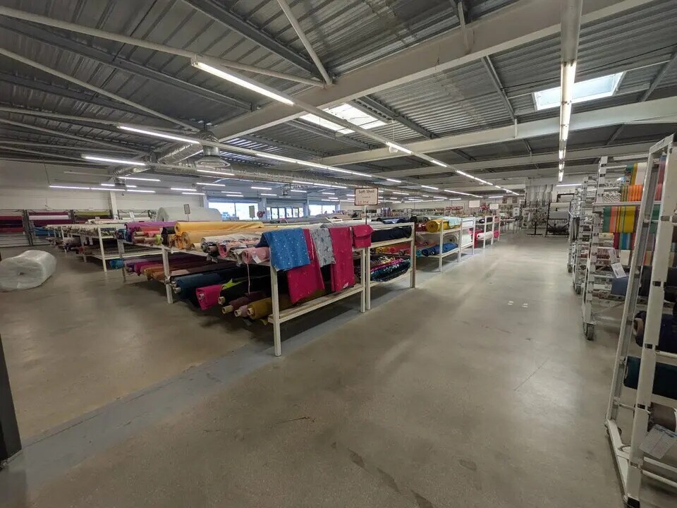 Local commercial dans Normanville à louer Photo intérieure– Image 1 sur 5