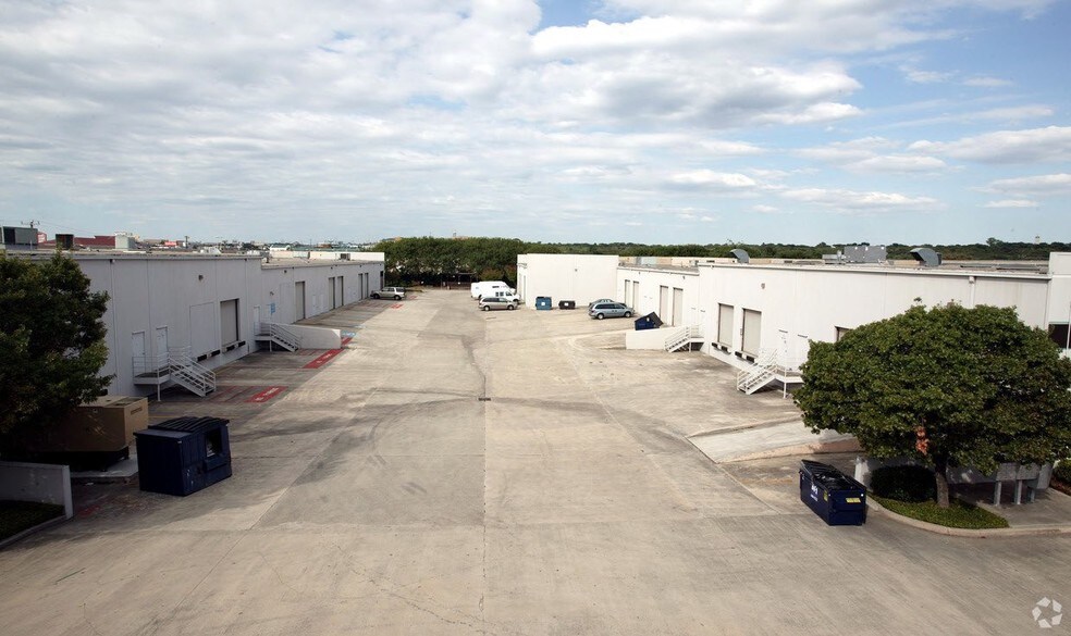 1753 Grandstand Dr, San Antonio, TX à louer - Photo de l’immeuble – Image 2 sur 9