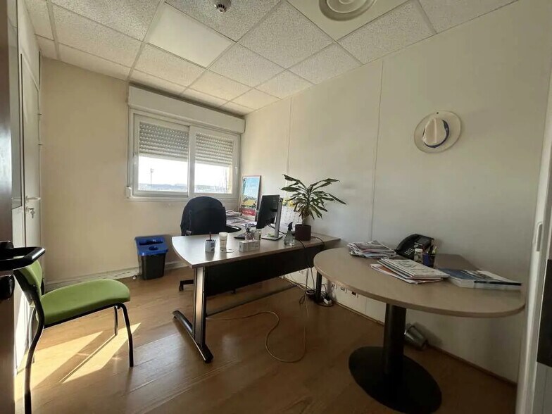 Bureau dans Chassieu à louer - Photo de l’immeuble – Image 2 sur 7